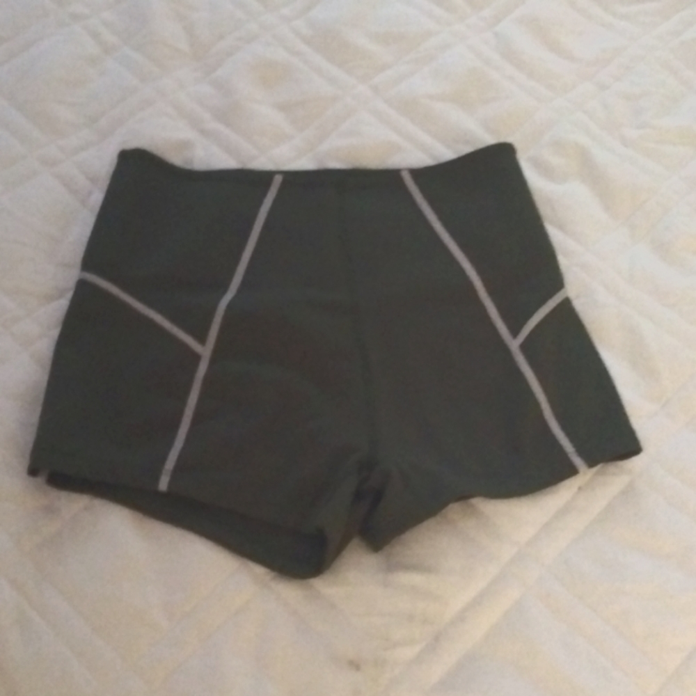 Dark green active shorts